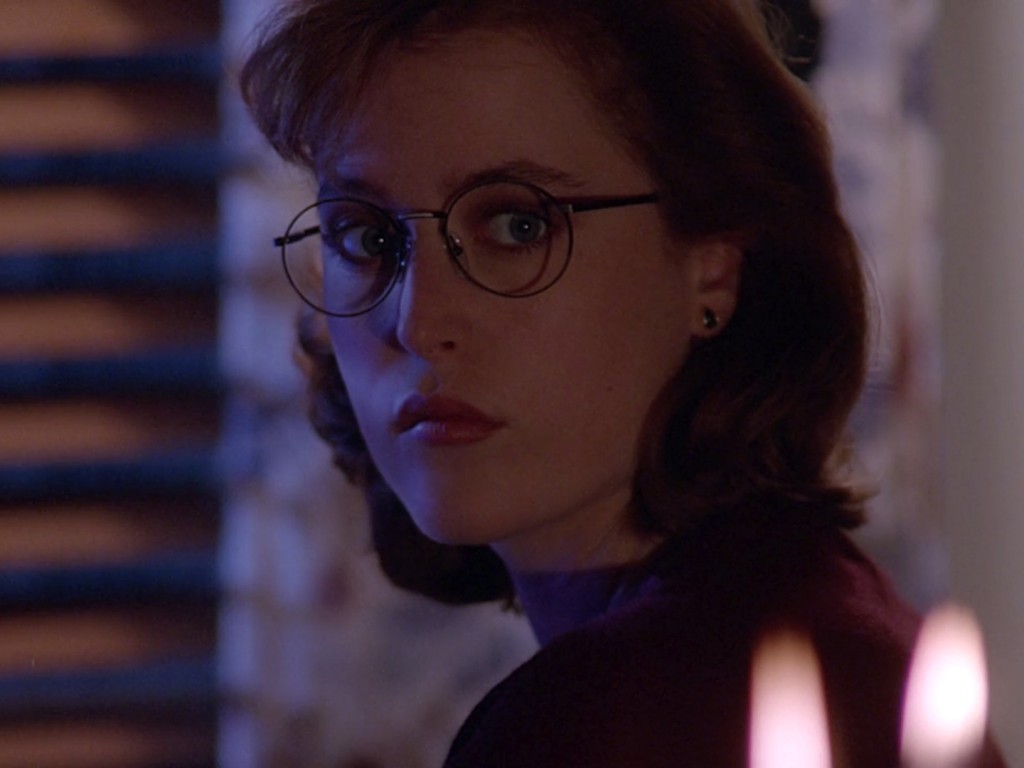 01x15_youngatheart_scullyglasses03