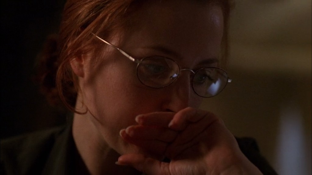 7x01_6thextinction_scullyglasses03